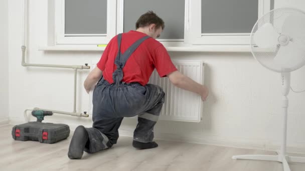 Fontanero Instala Radiador Metal Blanco Las Tuberías Calefacción Central Habitación — Vídeos de Stock