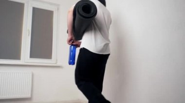 Genç bir sporcu antrenmanlara başlar, alıştırmalara hazırlanır. Ev ödevi konsepti, yoga