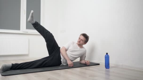 Een Jonge Atleet Doet Oefeningen Een Zwarte Mat Hij Doet — Stockvideo