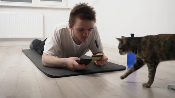 Young Sports Guy Pays Purchase Phone Break Training House Kitten — Stock Video