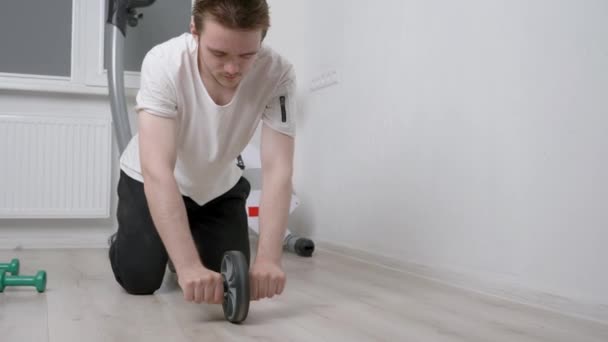 Joven Chico Guapo Deportivo Haciendo Deportes Casa Concepto Ejercicio Casa — Vídeos de Stock