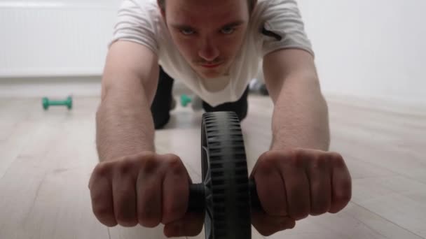 Jovem Desportivo Bonito Cara Fazendo Esportes Casa Conceito Exercício Casa — Vídeo de Stock