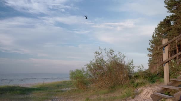 Helicopter Flies Seashore Waves Sunset Seagulls Fly Places Concept Rest — Stock video