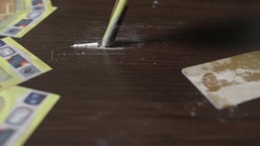 Genç adam uyuşturucu kullanıyor ve kanepede oturuyor, uyuşturucu ve alkol zararlı kavram, kaygısız hayat