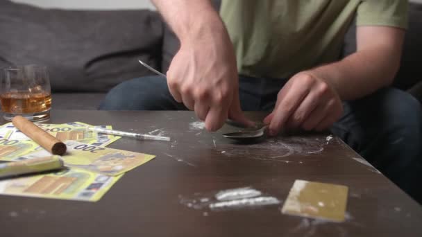 若い男は薬を使用し ソファに座っています 薬物やアルコールの害の概念 屈託のない生活 — ストック動画