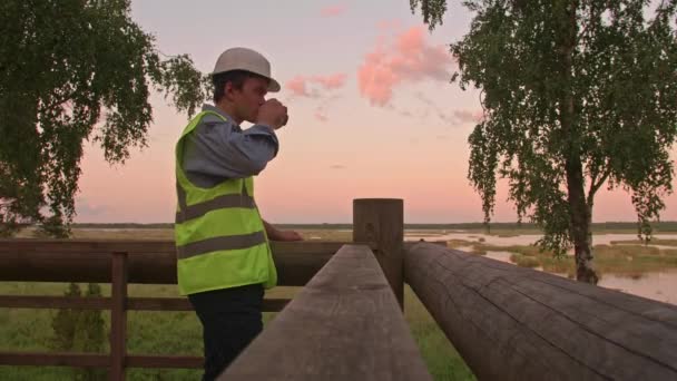 Junge Ökologe Bauarbeiter Müde Von Kaffee Trinken Und Blick Auf — Stockvideo