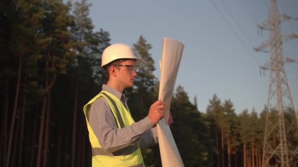 Jonge Elektricien Glimlacht Vrolijk Kijkt Naar Papieren Hij Draagt Beschermende — Stockvideo