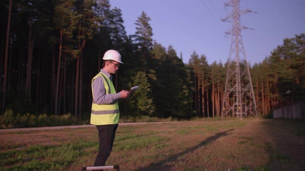 Mladý Elektroinženýr Něco Čte Tabletu Sobě Ochranné Oblečení Helmu Koncept — Stock video