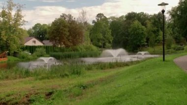 Letonya 'daki Dobele şatosunun kalıntıları üzerinde yer alan Berze Nehri' ndeki çeşmeler.