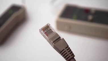 İnternet kablosu çok yakından çekildi, İnternet test edicisinin arkasında, internet konsepti, 4G ve 5G hızları