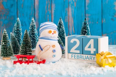 24 Şubat. 24 Şubat kardan adam, kızak, kar ve köknar ahşap yüzey için küp takvim