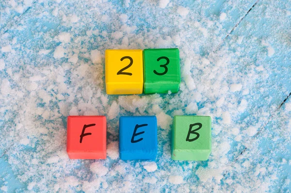 23 de Fevereiro. Data do calendário em cubos de madeira coloridos com data marcada 23 de fevereiro. Conceito final de inverno, ano bissexto — Fotografia de Stock