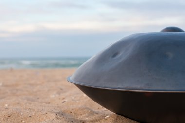 Relax müzik arka plan. Eller perküsyon. Asmak veya deniz arka plan ile handpan. asmak bir geleneksel etnik davul müzik aleti olduğunu