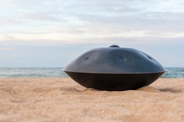 Relax müzik arka plan. Eller perküsyon. Asmak veya deniz arka plan ile handpan. asmak bir geleneksel etnik davul müzik aleti olduğunu
