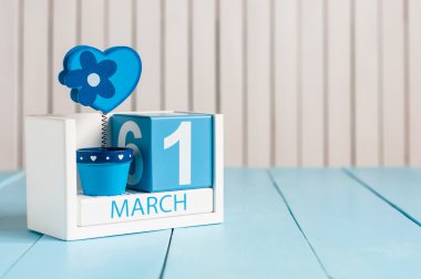 1 Mart. çiçek ve kalp üzerinde beyaz arka plan ile 1 Mart ahşap renk takvim görüntüsünü. İlk Bahar günü, metin için boş yer