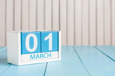 1 Mart. 1 Mart ahşap renk takvim beyaz arka plan üzerinde görüntü. İlk Bahar günü, metin için boş yer