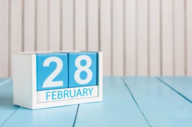 28 Şubat. Takvim metin için boş alan ile ahşap yüzey üzerinde 28 Şubat için küp. Artık yıl, intercalary gün