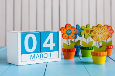 4 Mart. Beyaz arka plan üzerinde çiçek ile 4 Mart ahşap renk takvim görüntüsü. İlk Bahar günü, metin için boş yer