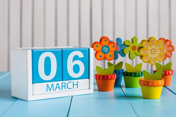 6 de Março. Imagem da marcha 6 calendário de cores de madeira com flor sobre fundo branco. Primeiro dia de primavera, espaço vazio para texto — Fotografia de Stock