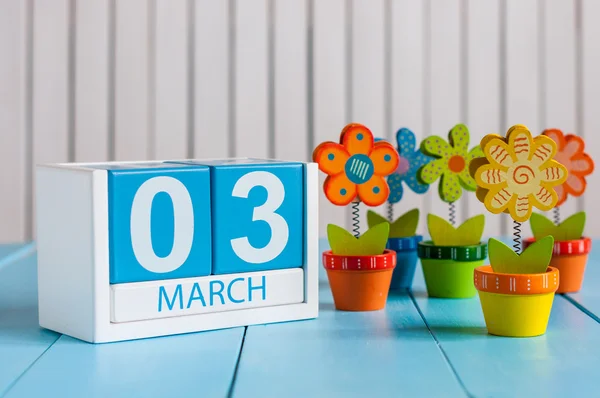 3 mars. bilden av den 3 mars trä färg kalender med blomma på vit bakgrund. Första vårdagen, tomt utrymme för text — Stockfoto