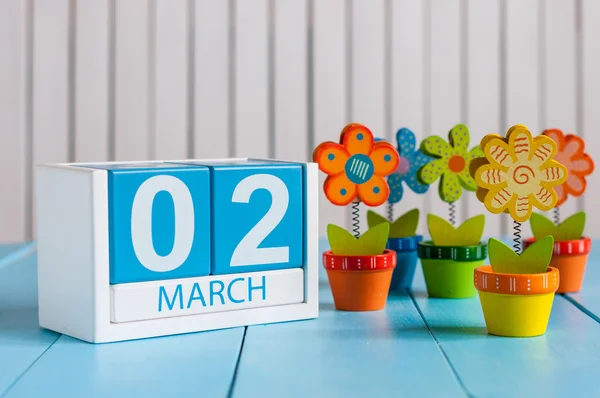 2 de marzo. Imagen de 2 de marzo calendario de color madera con flor sobre fondo blanco. Primer día de primavera, espacio vacío para el texto — Foto de Stock