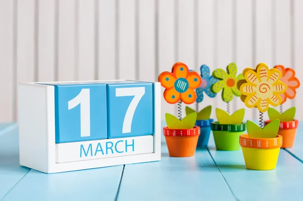 17 de marzo Día de San Patricio Concepto. Imagen de 17 de marzo calendario de color madera con flor sobre fondo blanco. Primavera de Europa — Foto de Stock