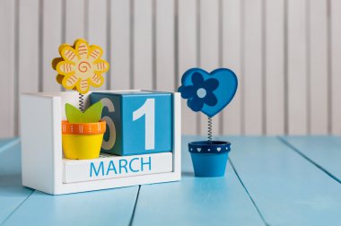 Merhaba Mart. 1 Mart ile renk çiçek ahşap yüzey için küp takvim. İlk Bahar günü 1, kavram, boş alanı