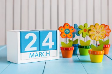 24 Mart. 24 Mart ile renk çiçek ahşap yüzeyde için küp takvim. Bahar kavramı