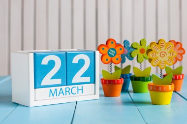 22 Mart. 22 Mart renk çiçek ile ahşap yüzeyde için küp takvim. Bahar kavramı