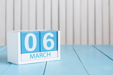 6 Mart. Beyaz arka plan üzerinde Mart 6 ahşap renk takvim görüntüsü. Bahar günü, metin için boş yer. Uluslararası dişçi günü