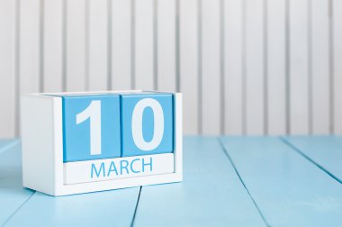 10 Mart. Beyaz arka plan üzerinde Mart 10 ahşap renk takvim görüntüsü. Bahar günü, metin için boş yer