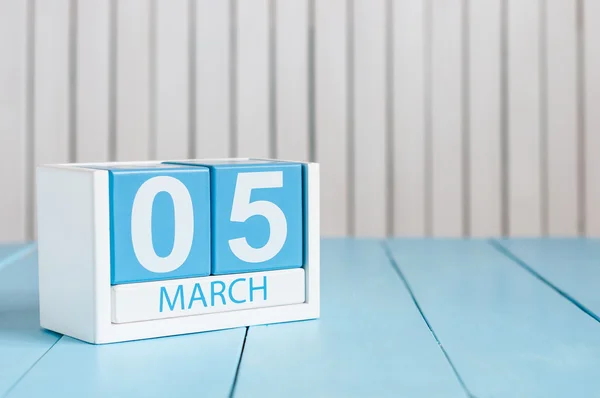 March 5th. Image of march 5 wooden color calendar on white background.  Spring day, empty space for text. World Day Of the writer — Stock Photo, Image