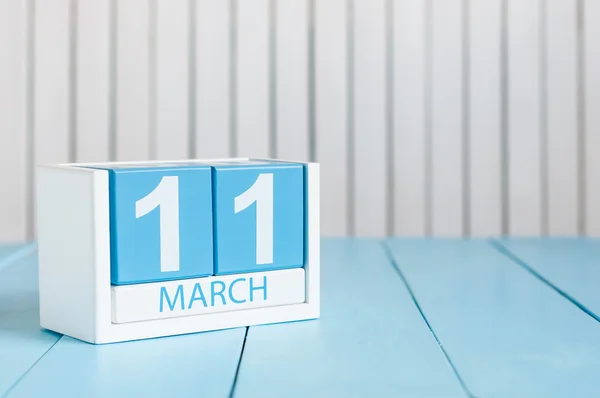 11. März. Bild des Holzkalenders vom 11. März auf weißem Hintergrund. Frühlingstag, leerer Raum für Text. Welttag des Schriftstellers — Stockfoto