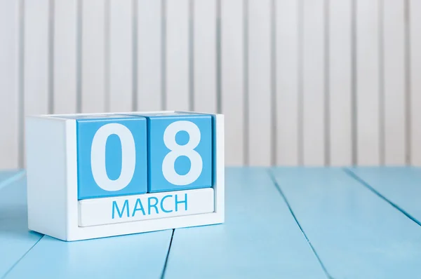 С Международным женским днем. 8 марта. Изображение 8 марта деревянный календарь цвета на белом фоне. Пустое место для текста . — стоковое фото