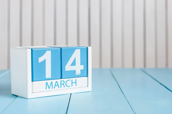 14 maart. Foto van 14 maart houten kleur kalender met bloem op witte achtergrond. Lente. Gemenebest en internationale pi-dag — Stockfoto