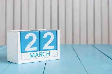 22 Mart. Beyaz arka plan üzerinde 22 Mart ahşap renk takvim görüntüsü. Bahar günü, metin için boş yer. Dünya gün taksi hizmet