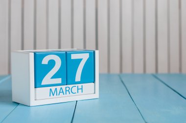 27 Mart. Beyaz arka plan üzerinde 27 Mart ahşap renk takvim görüntüsü. Bahar günü, metin için boş yer. Dünya tiyatrolar günü