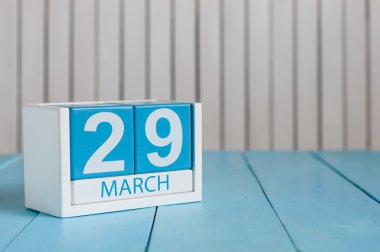 29 Mart. Küp için takvim 29 Mart ahşap yüzey üzerinde boş alan içeren metin için