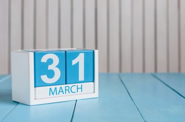 Mart 31. 31 Mart ahşap renk takvim beyaz arka plan üzerinde görüntü. Bahar günü, metin için boş yer. Dünya yedekleme gün ve ay sonuna