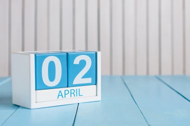 2 Nisan. 2 Nisan görüntüsünü ahşap renk takvim beyaz arka plan üzerinde. Bahar günü, metin için boş yer. Uluslararası Çocuk kitap günü