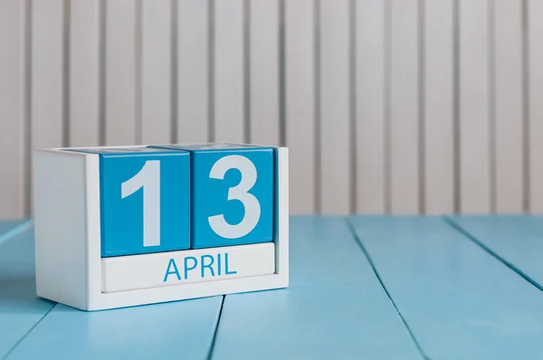13. April. Bild des hölzernen Kalenders vom 13. April auf weißem Hintergrund. Frühlingstag, leerer Raum für Text. Welt-Rock-n-Roll-Tag — Stockfoto
