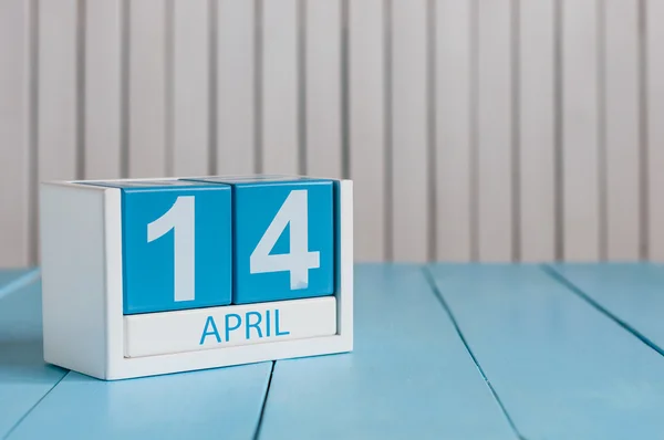 14. April. Bild vom 14. April Holzfarbkalender auf weißem Hintergrund. Frühlingstag, leerer Raum für Text — Stockfoto