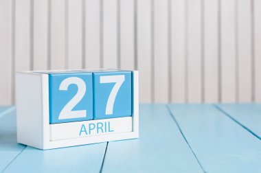 27 Nisan. Beyaz arka plan üzerinde 27 Nisan ahşap renkli takvim görüntüsü. Bahar günü, metin için boş alan