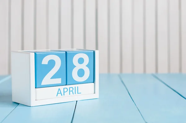 28. April. Steuertag. Bild vom 28. April Holzfarbkalender auf weißem Hintergrund. Frühlingstag, leerer Raum für Text — Stockfoto