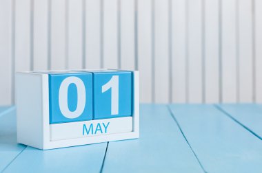 1 Mayıs. beyaz arka plan üzerinde 1 Mayıs ahşap renk takvim görüntüsünü. Bahar günü, metin için boş yer. Uluslararası işçi günü