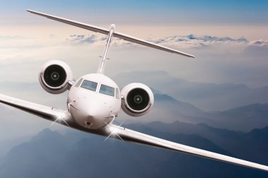 Bulutlar ve günbatımı dağda Alpler üzerinden uçak fly. Bir büyük yolcu ve yük uçak, iş jeti, havayolu önden görünümü. Ulaşım, seyahat kavramı