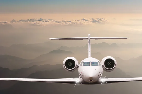 Concept de voyage. L'avion survole les nuages et les Alpes au coucher du soleil. Vue de face d'un gros avion de passagers ou de fret, d'un jet d'affaires, d'une compagnie aérienne. Espace vide pour le texte — Photo