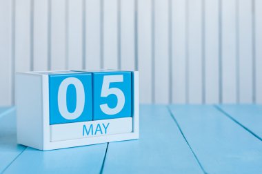 5 Mayıs. Beyaz arkaplanda 5 Mayıs ahşap takvim resmi. Bahar günü, mesaj için boş alan. Uluslararası Engelliler Günü