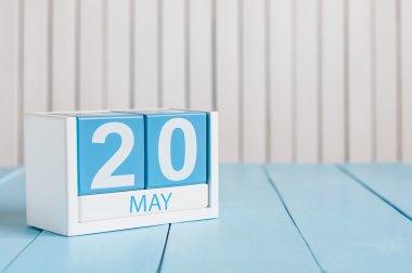 20 Mayıs. Beyaz arka plan üzerinde 20 Mayıs ahşap renkli takvim Görüntüsü. Bahar günü, metin için boş alan. Dünya Metroloji Günü