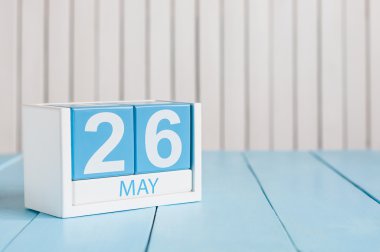 26 Mayıs. Beyaz arka plan üzerinde 26 Mayıs ahşap renkli takvim Görüntüsü. Bahar günü, metin için boş alan